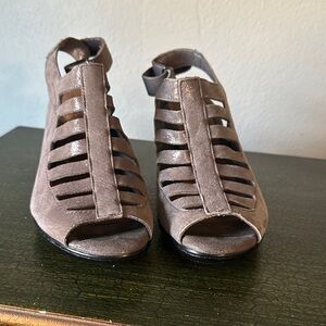 Chic Women's Cutout Sandals in Brown